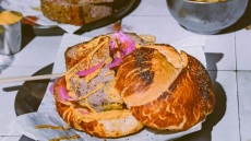 Leberkässemmel, το γερμανικό σάντουιτς με ρολό κιμά
