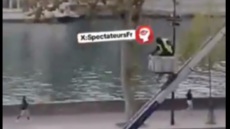 «Φεύγουν, ήρθε η αστυνομία» - Βίντεο που αναπαράγει η Parisien δείχνει τους φερόμενους δράστες της ληστείας στο Λούβρο να το σκάνε με γερανό