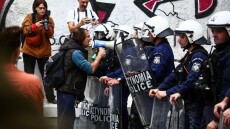 Επικοινωνία Ζαχαράκη με Χρυσοχοΐδη για τα επεισόδια στη Διεύθυνση Πρωτοβάθμιας Εκπαίδευσης στο Μεταξουργείο
