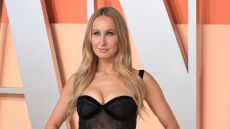 Η Νίκι Γκλέιζερ πρωταγωνιστεί και υπογράφει το σενάριο της νέας κωμωδίας του Τζαντ Άπαταου