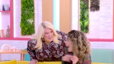 Η στιγμή που η Έλλη Τρίγγου ουρλιάζει στον τηλεοπτικό αέρα όταν την τρομάζει η Άση Μπήλιου - Δείτε το βίντεο