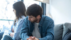 Χωρισμός: 5 βήματα για να σταθείτε ξανά στα πόδια σας – Πόσο διαρκεί η περίοδος «ανάρρωσης»
