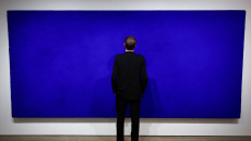 Μονοχρωματικός πίνακας του Υβ Κλάιν έπιασε σε δημοπρασία 18,4 εκατ. ευρώ