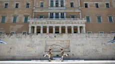 Χαρτοπόλεμος ανακοινώσεων Δένδια και Δούκα μετά το τετ-α-τετ για το ποιος έχει την αρμοδιότητα της καθαριότητας του Άγνωστου Στρατιώτη
