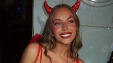 Διαβολάκι η Ανδρομάχη για τα γενέθλιά της, ματωμένη νύφη η Γαρυφαλλιά Καληφώνη - Δείτε φωτογραφίες