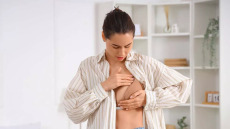 Καρκίνος μαστού: 5 σημάδια που κάθε γυναίκα πρέπει να προσέξει σύμφωνα με τον χειρουργό μαστού
