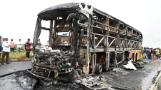 Ινδία: Λεωφορείο τυλίχθηκε στις φλόγες μετά από τροχαίο – Δεκάδες επιβάτες κάηκαν ζωντανοί