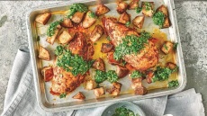 Η συνταγή της ημέρας: Στήθος κοτόπουλου με πάπρικα και πέστο βασιλικού. Το μενού της εβδομάδας (27/10 – 2/11)