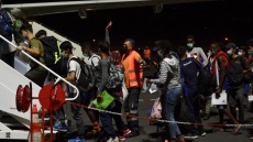 Πρώτη πτήση επιστροφής Σύρων αιτούντων άσυλο από την Αθήνα στη Δαμασκό μετά από 14 χρόνια