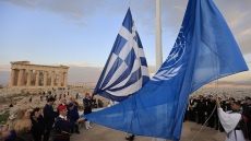 Έπαρση της σημαίας του ΟΗΕ στον βράχο της Ακρόπολης για τα 80 χρόνια του Οργανισμού - Φωτογραφίες
