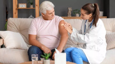 Το πασίγνωστο εμβόλιο που γίνεται στους 60χρονους και προστατεύει από καρδιακά νοσήματα και άνοια
