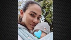 Η Ευρυδίκη Βαλαβάνη φωτογραφήθηκε αγκαλιά με τον γιο της: Όλος μου ο κόσμος, γράφει
