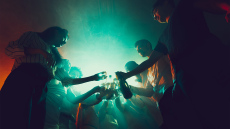 Αλίμονο στους νέους: Ένας στους τρεις 16χρονους πίνει τουλάχιστον πέντε ποτά σε μια νύχτα - Το 92% λέει ότι είναι πολύ εύκολο να βρει αλκοόλ