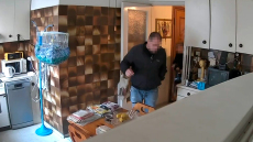 «Το σπίτι σας έχει διαρροή νερού»: Βίντεο με τον απατεώνα που υποδυόταν τον υδραυλικό για να κλέβει ηλικιωμένους - Τον έπιασαν στον Πειραιά με €37.050
