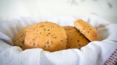 Απαλούδια: Τα αγιοδημητριάτικα ψωμάκια της Σαντορίνης (+συνταγή)
