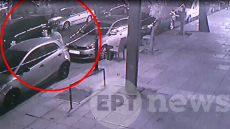 Καλλιθέα: Η στιγμή που ο 50χρονος χαρακώνει ΙΧ με μαχαίρι - Επιτέθηκε σε αστυνομικούς
