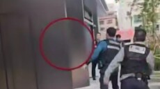 Μεθυσμένος Ρώσος επιτέθηκε σε αστυνομικούς με μπαλτά στη Σεούλ: Τον πυροβόλησαν και του έκαναν ηλεκτροσόκ