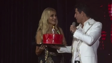 Η έκπληξη του Σάκη Ρουβά στη Νατάσα Θεοδωρίδου για τα γενέθλιά της στην πρεμιέρα τους - Δείτε βίντεο