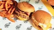 Both Burgers & Buns: Η νέα στάση για burger στη Νέα Πεντέλη
