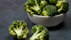 Το ξέρετε ότι πετάμε το καλύτερο κομμάτι απ’ το μπρόκολο; 5 νόστιμοι τρόποι να το καταναλώσουμε
