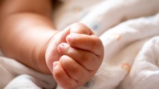 Καλά τα νέα για το βρέφος που κάηκε από λάδι - «Σήμερα βλέπουμε ξανά το χαμόγελο του», λένε οι γονείς
