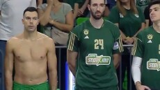 Παναθηναϊκός - Προμηθέας: Ο Σλούκας δεν πρόλαβε να φορέσει τη φανέλα του και στάθηκε ημίγυμνος σε στάση προσοχής στον εθνικό ύμνο 