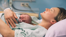 Το «δώρο ζωής» της μαμάς στο νεογέννητο – Η μικρή κίνηση που προσφέρει μεγάλα οφέλη στην υγεία του
