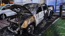 Εμπρησμός η φωτιά σε έκθεση αυτοκινήτων στη Νέα Χαλκηδόνα - Κάηκαν ολοσχερώς 5 οχήματα, δείτε φωτογραφίες