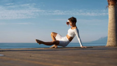 Το νέο fitness trend μας ζητά να περπατήσουμε στα τέσσερα για ισορροπία και ευλυγισία
