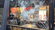 Θεσσαλονίκη: Άνδρας τα έκανε «γυαλιά - καρφιά» σε μαγαζί εστίασης - Τρομοκρατημένοι οι θαμώνες
