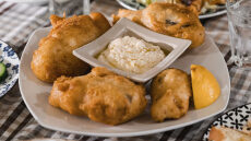 Μπακαλιάρος σε κουρκούτι με σκορδαλιά