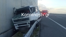 Τροχαίο με φορτηγό που μετέφερε ελαιόλαδο στην Εθνική Πατρών – Κορίνθου