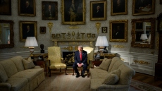 Ντόναλντ Τραμπ: Μετά τις μπουλντόζες στην Ανατολική Πτέρυγα, κάνει αλλαγές και στο οβάλ γραφείο 