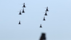 Θεσσαλονίκη: Εντυπωσιακά πλάνα με τα ελικόπτερα της Πολεμικής Αεροπορίας από την παρέλαση - Δείτε βίντεο