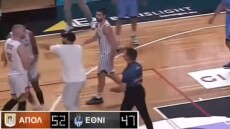 Απίστευτο σκηνικό σε αγώνα  Γ' κατηγορίας μπάσκετ: Οπαδός εισέβαλε στο παρκέ και έσπρωξε παίκτη - Δείτε βίντεο 