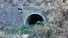 Φθιώτιδα: Το «ελληνικό Άουσβιτς» στον παλιό σιδηροδρομικό σταθμό Καρυών κατά τη διάρκεια του Β' Παγκοσμίου Πολέμου