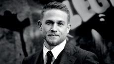 Ο Εντ Γκιν είναι ίσως ένας από τους καλύτερους ρόλους της μακράς καριέρας του Τσάρλι Χάναμ