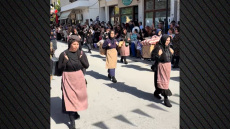 Η συγκινητική παρέλαση αφιερωμένη στην προσφορά των γυναικών της Πίνδου στον πόλεμο - Δείτε βίντεο