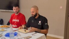 Τα «ερυθρόλευκα» γενέθλια του Φουρνιέ - Δείτε βίντεο