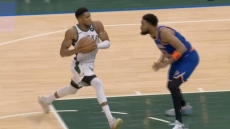 Γιάννης: Αντετοκούνμπο: Έκανε έξι βήματα πηγαίνοντας για καλάθι, αλλά οι διαιτητές δεν σφύριξαν - Δείτε βίντεο