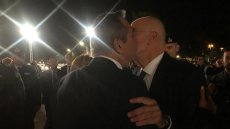 Τα φιλιά και ο διάλογος Δένδια με τον Καμμένο: Δεν σε γνώρισα - Μετά το κτήριο, άλλαξα κι εγώ