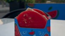 Η νέα... τάση στο Ιράκ είναι «σάντουιτς» καρπουζιού με τυρί και μέλι - Δείτε βίντεο