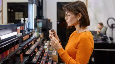 Πόσο τοξική είναι η μάσκαρα και η ενυδατική σας; Τι έδειξε ανάλυση σε 231 καλλυντικά
