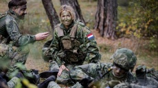 Με φούμο και στρατιωτική παραλλαγή η βασίλισσα Μάξιμα της Ολλανδίας 