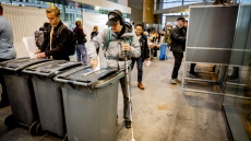 Οι Ολλανδοί στις κάλπες για τις τρίτες βουλευτικές εκλογές μέσα σε λιγότερο από πέντε χρόνια