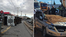 Νταλίκα που μετέφερε σακιά με χώμα ανετράπη και έλιωσε ΙΧ στη Βάρη - Δείτε βίντεο και φωτογραφίες