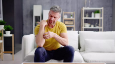 Η φλεγμονώδης δερματική νόσος που ταλαιπωρεί το 3% του πληθυσμού – 6 παράγοντες που την επιδεινώνουν
