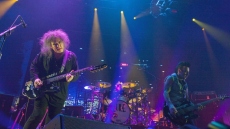 The Cure: Οι «αρχιερείς» του New Wave με τα μαύρα επιστρέφουν στην Αθήνα - Τα αξέχαστα live τους και το ανεξίτηλο στίγμα τους στη βρετανική μουσική
