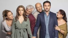 Η Καραβάτου ανανέωσε, «Σόι», Κανάκης και Λαζόπουλος επιστρέφουν, φουλ αλλαγές για να σωθεί η τηλεοπτική παρτίδα