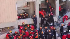 Αγωνία για οικογένεια με τρία παιδιά που εγκλωβίστηκε στα συντρίμμια του επταώροφου κτιρίου κοντά στην Κωνσταντινούπολη